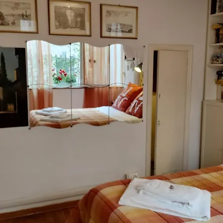 Bed & Breakfast Tre Gigli A Firenze, 5 Minutes From Station, Via Palazzuolo 55